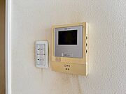 誰が来てもわかる様にモニター付きインターホンを設置。