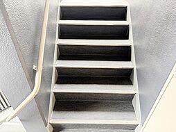 共用部の階段です。明るく清潔に管理されています。