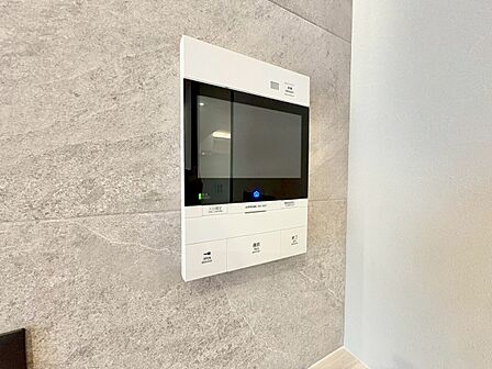 誰が来てもわかる様にモニター付きインターホンを設置。