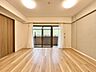 室内：通風・採光に優れ、心地よい光と風が溢れています。
