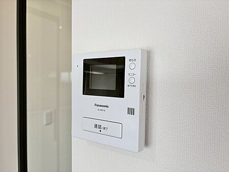 誰が来てもわかる様にモニター付きインターホンを設置。
