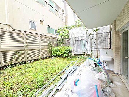 朝の澄んだ空気や、夕方に吹く清々しい風を感じられるバルコニー。