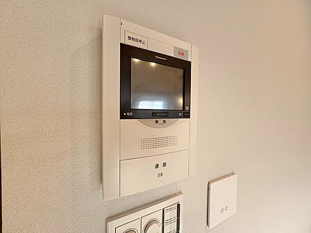 誰が来てもわかる様にモニター付きインターホンを設置。