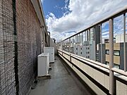 朝の澄んだ空気や、夕方に吹く清々しい風を感じられるバルコニー。