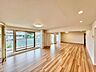 リビング/ダイニング：落ち着いた雰囲気に包まれて、伸びやかな空間。