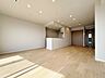 室内：通風・採光に優れ、心地よい光と風が溢れています。