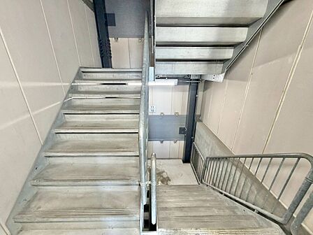 共用部の階段です。明るく清潔に管理されています。