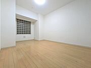 清かで艶やかな時間をもたらしてくれる室内です。