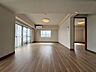 室内：通風・採光に優れ、心地よい光と風が溢れています。