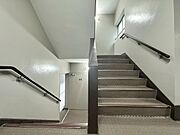 共用部の階段です。明るく清潔に管理されています。