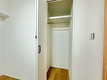 家電やスーツケース、ストック品など何でも片付く嬉しい空間です。
