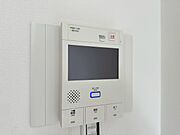 誰が来てもわかる様にモニター付きインターホンを設置。