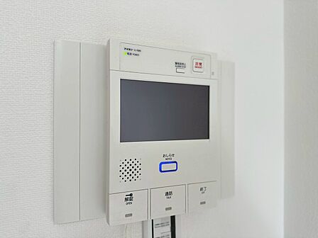 誰が来てもわかる様にモニター付きインターホンを設置。