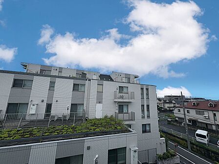 陽当たり・通風・開放感に恵まれた環境です。
