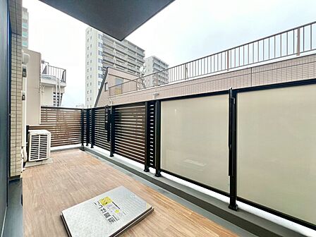 朝の澄んだ空気や、夕方に吹く清々しい風を感じられるバルコニー。