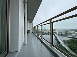 朝の澄んだ空気や、夕方に吹く清々しい風を感じられるバルコニー。
