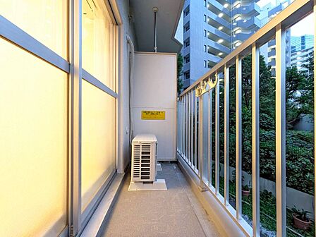 朝の澄んだ空気や、夕方に吹く清々しい風を感じられるバルコニー。