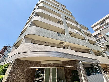 飽きのこないシンプルモダンな外観です。