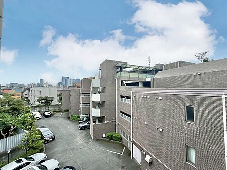 陽当たり・通風・開放感に恵まれた環境です。