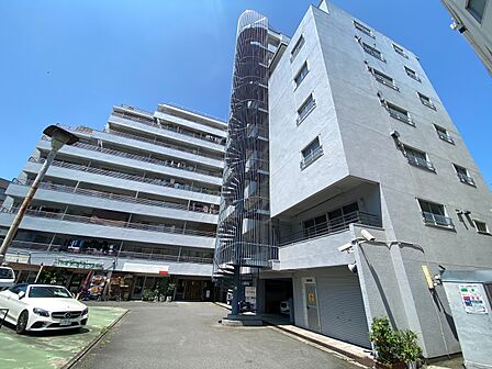 飽きのこないシンプルモダンな外観です。