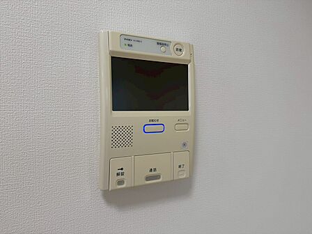 誰が来てもわかる様にモニター付きインターホンを設置。
