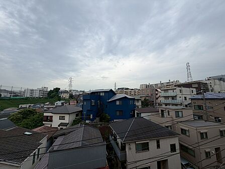 陽当たり・通風・開放感に恵まれた環境です。