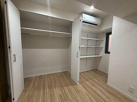 家電やスーツケース、ストック品など何でも片付く嬉しい空間です。
