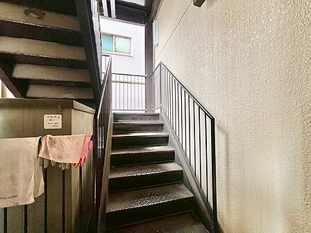 共用部の階段です。明るく清潔に管理されています。