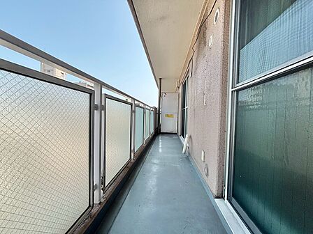 朝の澄んだ空気や、夕方に吹く清々しい風を感じられるバルコニー。