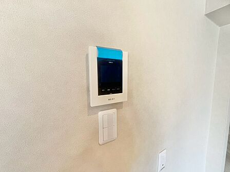 誰が来てもわかる様にモニター付きインターホンを設置。