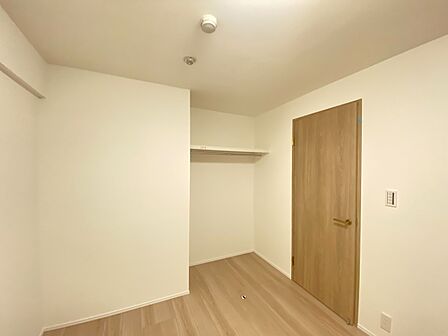 清かで艶やかな時間をもたらしてくれる室内です。