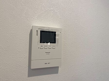 誰が来てもわかる様にモニター付きインターホンを設置。