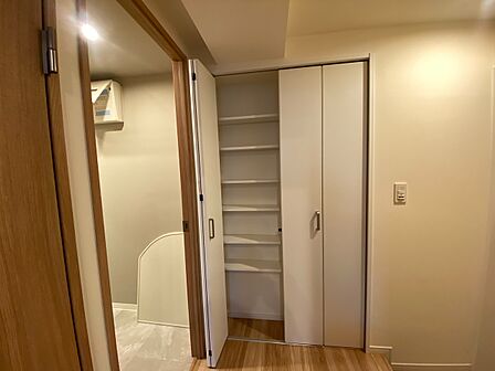 家電やスーツケース、ストック品など何でも片付く嬉しい空間です。