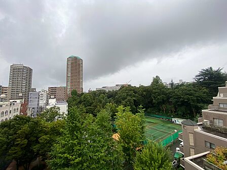 眺望や窓からの景色が良いと、家で過ごす時間も快適です。