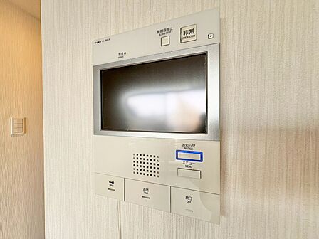 誰が来てもわかる様にモニター付きインターホンを設置。