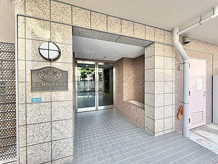 上質感漂う玄関アプローチです。
