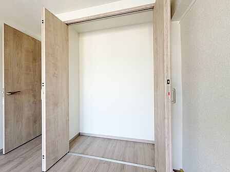 家電やスーツケース、ストック品など何でも片付く嬉しい空間です。