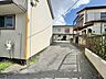 エントランス：綺麗に整備されており、行き届いた管理体制をうかがわせます。