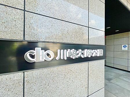 スタイリッシュなエンブレム。お洒落なマンションは入り口から。