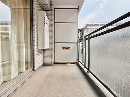 朝の澄んだ空気や、夕方に吹く清々しい風を感じられるバルコニー。
