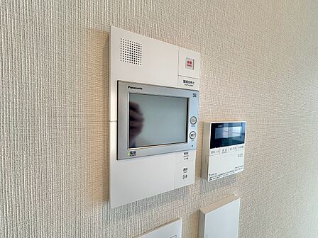誰が来てもわかる様にモニター付きインターホンを設置。
