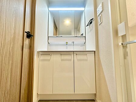 清潔感を感じられる洗面化粧台。※リフォームイメージ