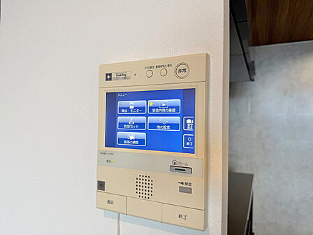 誰が来てもわかる様にモニター付きインターホンを設置。