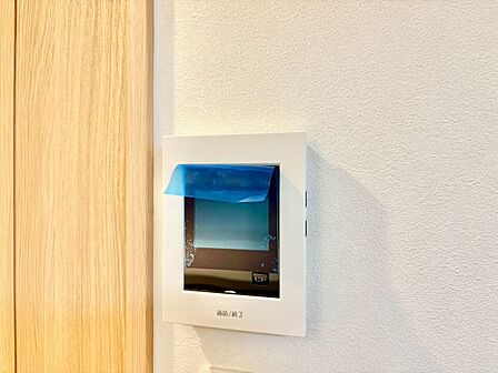 誰が来てもわかる様にモニター付きインターホンを設置。