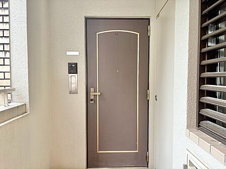 清潔感のある落ち着いた雰囲気の玄関です。