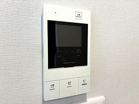 誰が来てもわかる様にモニター付きインターホンを設置。