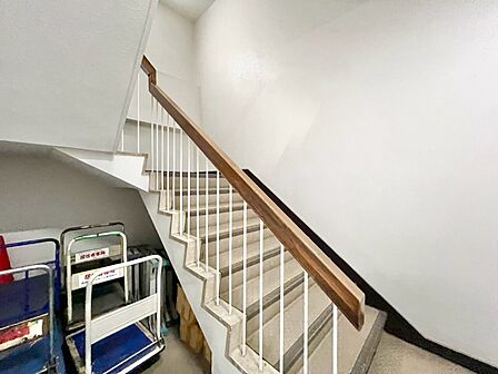 共用部の階段です。明るく清潔に管理されています。