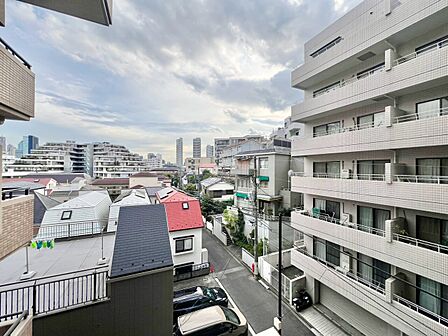眺望や窓からの景色が良いと、家で過ごす時間も快適です。