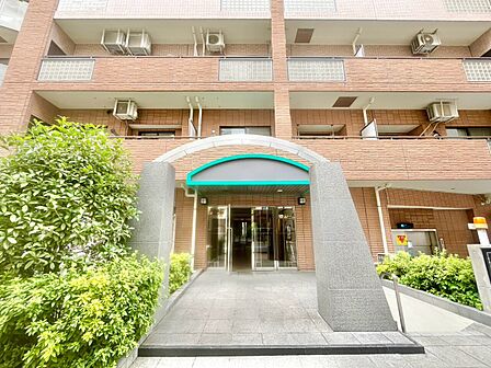 上質感漂う玄関アプローチです。