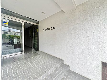 上質感漂う玄関アプローチです。